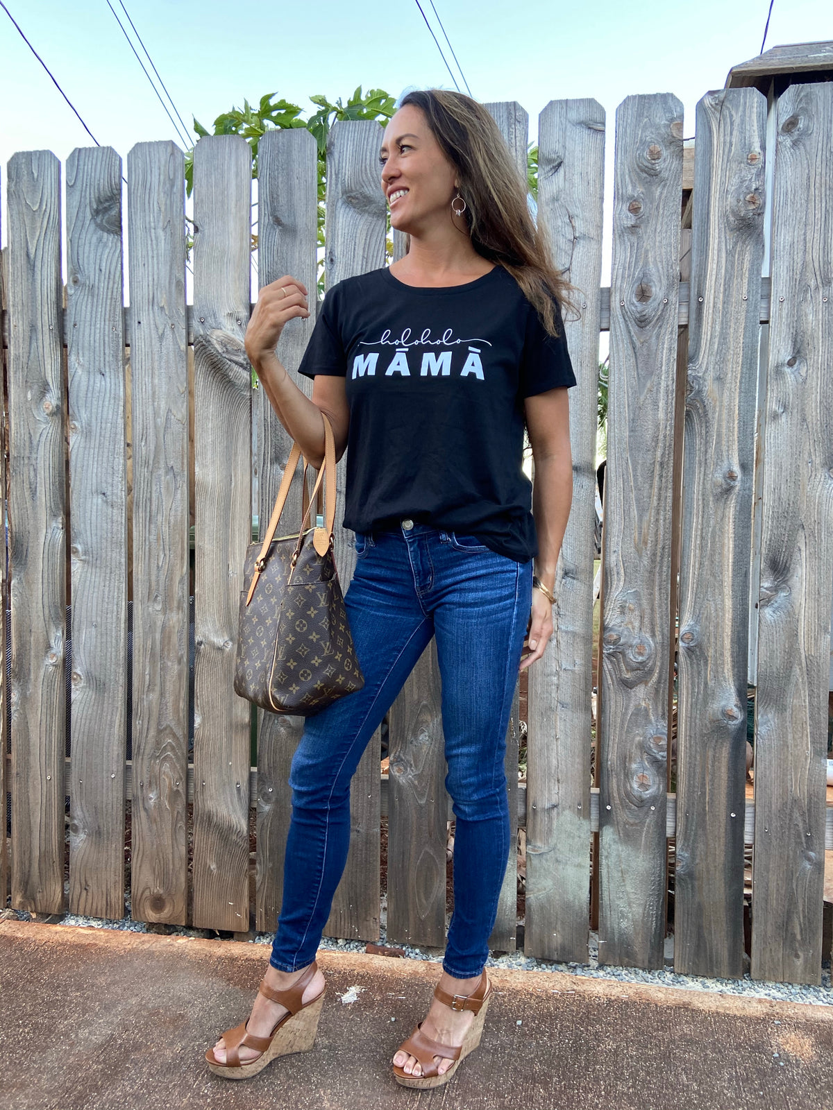 Holoholo Māmā - Shallow Scoop Neck Tee